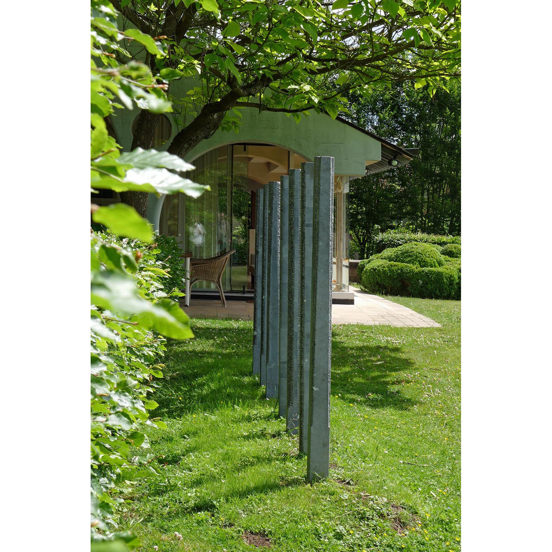 Colonnades – HOO Alignement de huit colonnes en pierre calcaire Maison de Claude Strebelle, architecte et jardin dessiné par Jacques Wirtz, architecte paysagiste