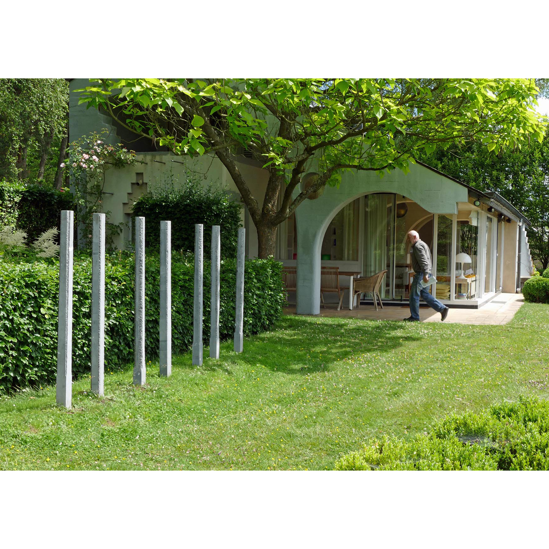 Colonnades – HOO Alignement de huit colonnes en pierre calcaire Maison de Claude Strebelle, architecte et jardin dessiné par Jacques Wirtz, architecte paysagiste