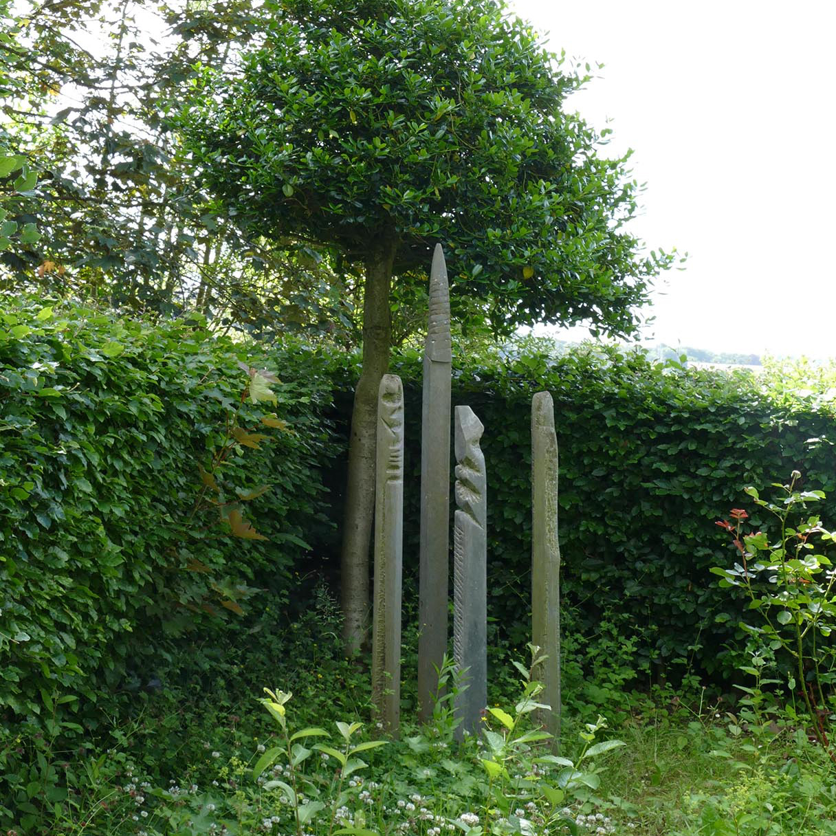 Stèles groupées - HOO Pierre calcaire Maison de Claude Strebelle, architecte