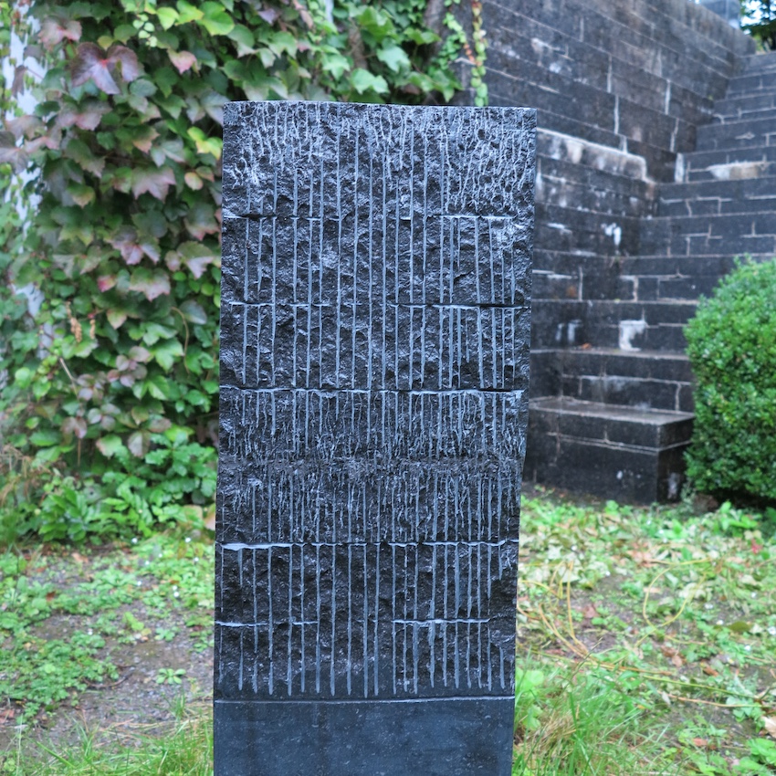 Table d’écritures – HOO Maison de Claude Strebelle, architecte et jardin dessiné par Jacques Wirtz, architecte paysagiste