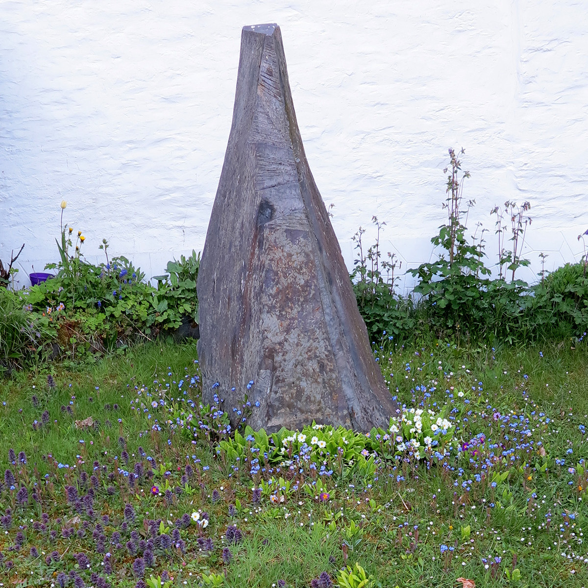 Pierre élevée – HOO (commissaire artistique) symposium de sculpteurs sur le thème de l’ardoise (pierre de schiste) à Engreux-Houffalize